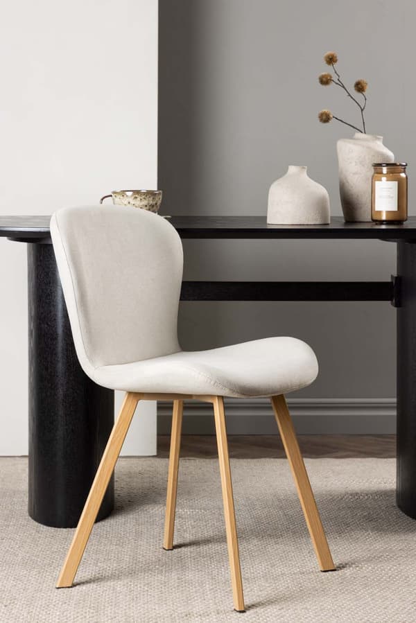 2 x Lilja spisestuestol beige, egetræ dekor.
