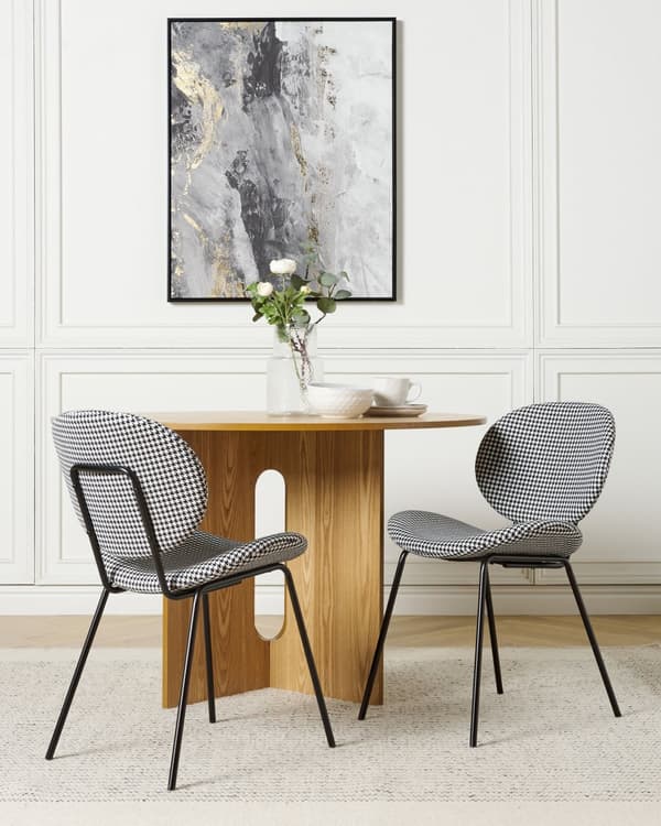 Matstol set om 2 Svartvitt Tyg Hundtandsmönster Benskydd Svarta Järnben Modern Retrodesign Matsal Kök