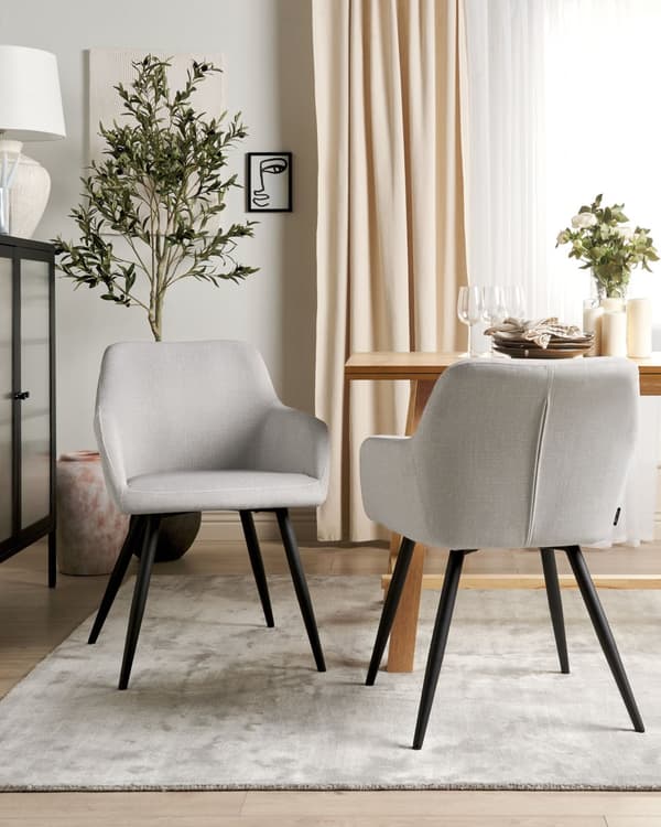 Sett med 2 spisestuestoler i taupe fløyel med metallben til spisestue og kjøkken