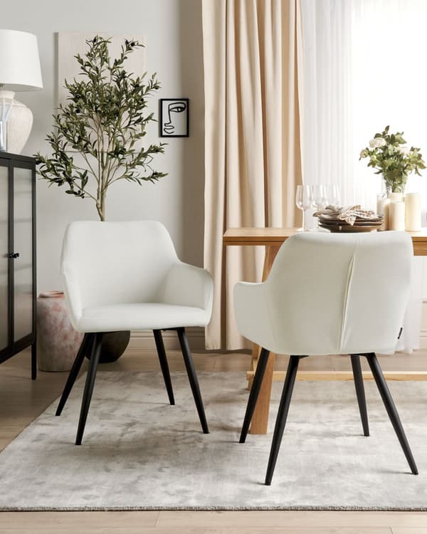 Sett med 2 spisestuestoler i off-white fløyel med metallben til spisestue og kjøkken