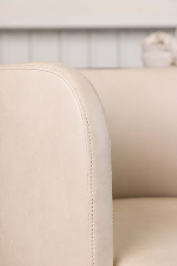 Simrishamn matstol med armstöd beige.