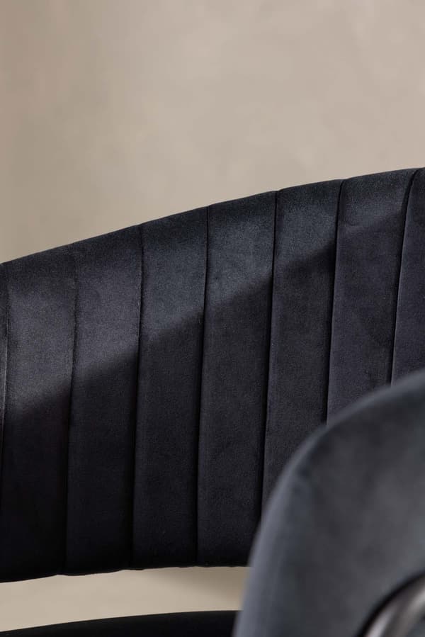 2 x Selma spisestuestoler med armlener velour svart.