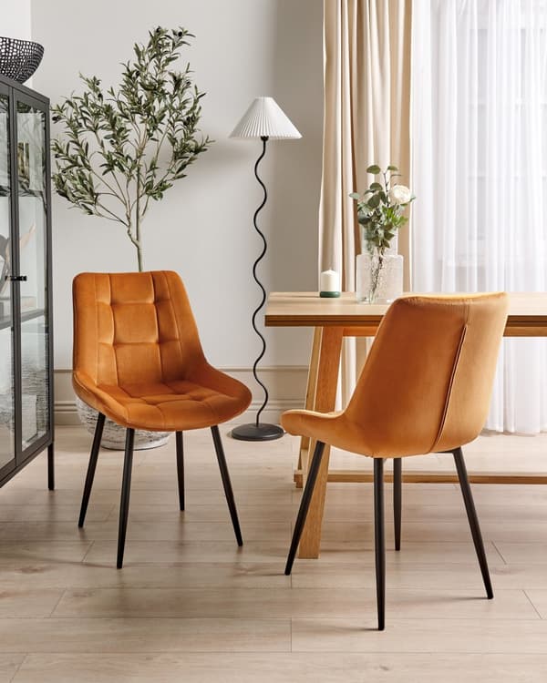 Sett med 2 spisestoler Oransje Fløyel Svarte stålben Moderne design Spisestue Kjøkken