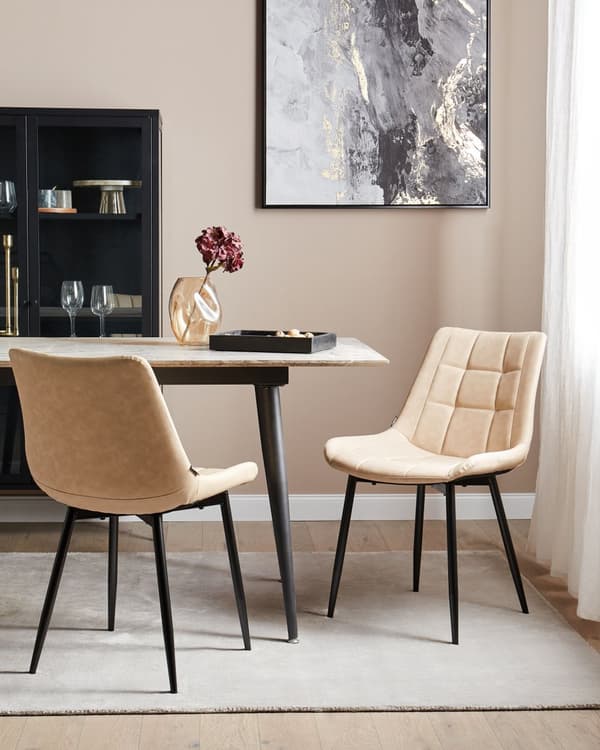 Sett med 2 spisestuestoler Beige imitert skinn Svarte jernben Moderne polstrede stoler