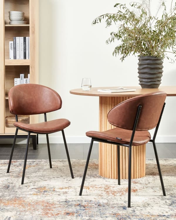 Spisebordsstol Brun Kunstlæder Sæt af 2 Cognac Læderstole til Spisestue Spisestuestol Moderne Stol med Stålben Spisestol Indretning