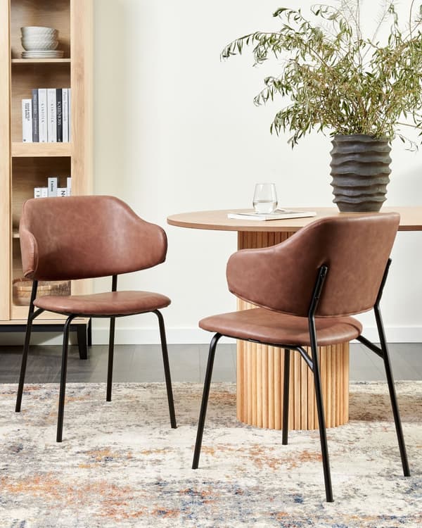 Spisebordsstol Brun Kunstlæder Sæt af 2 Cognac Læderstole til Spisestue Spisestuestol Moderne Stol med Armlæn Spisestol Indretning