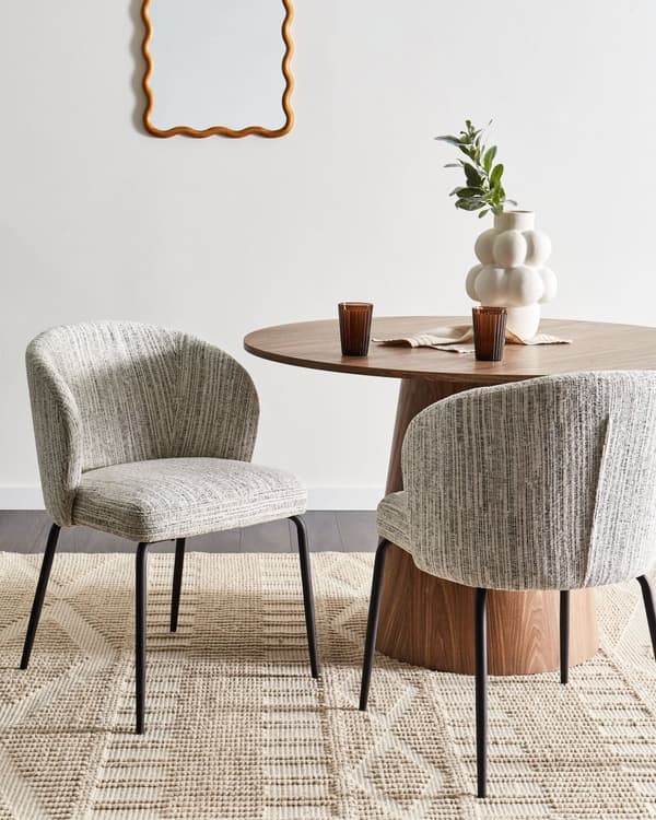 Sett med 2 Spisestoler Hvitt Stofftrekk Polstret Sete Slanke Metallben