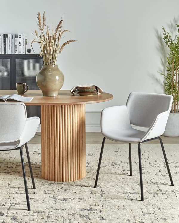 Sæt med 2 spisebordsstole Lysegrå polyesterbetræk Metalben Elegante spisestuemøbler