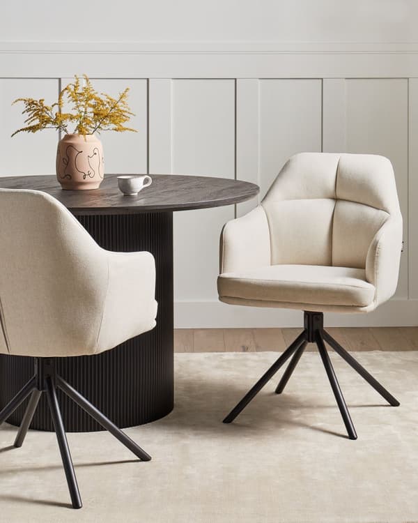 Sæt med 2 beige polstrede drejestole med sorte metalben lænestole til spisestue og stue i retrostil