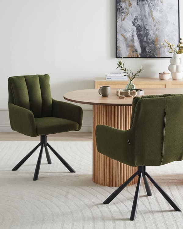 Sett med 2 Spisestoler i Mørkegrønt Stoff med Armer Quiltet Rygg Svart Metall Ben Retro Transitional