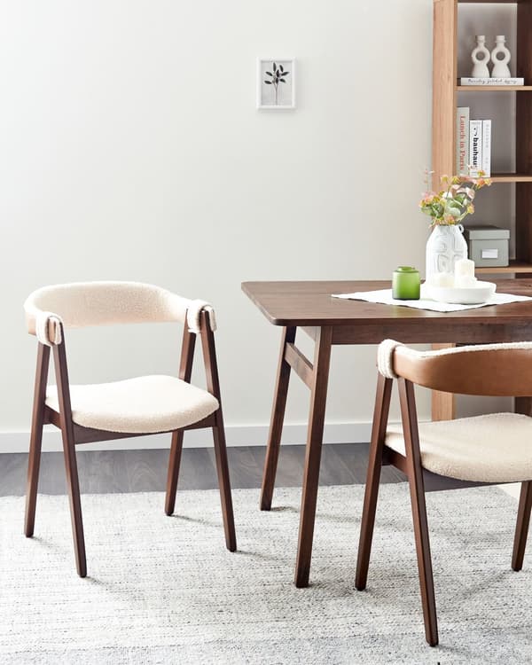 Sæt med 2 spisestuestole i mørkt træ og beige polyester boucle stof ben i gummi træ retro traditionel stil