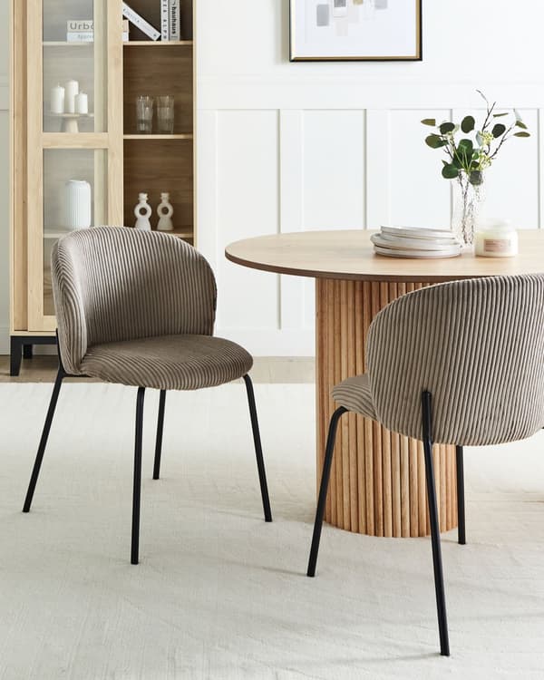 Sæt med 2 spisebordsstole i taupe fløjlsbeklædning med afrundet ryg i moderne retrostil til køkken og spisestue