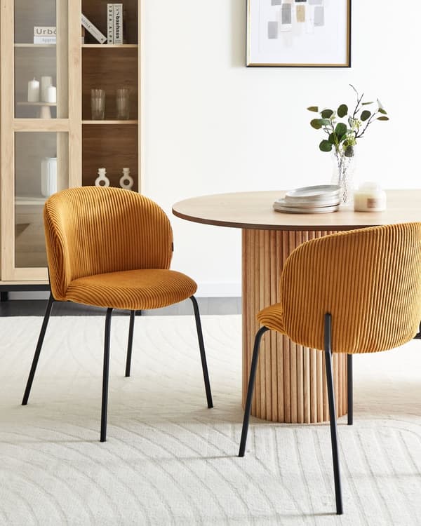 Sæt med 2 spisebordsstole i orange fløjlsbeklædning med afrundet ryg i moderne retrostil til køkken og spisestue