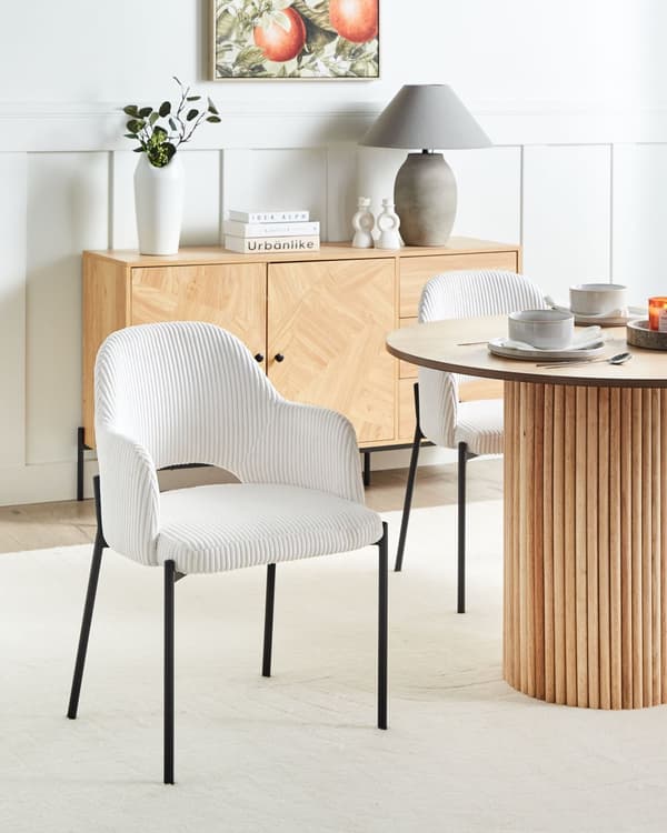 Sæt med 2 spisebordsstole råhvid fløjlsbeklædning med armlæn moderne retrostil køkken spisestue