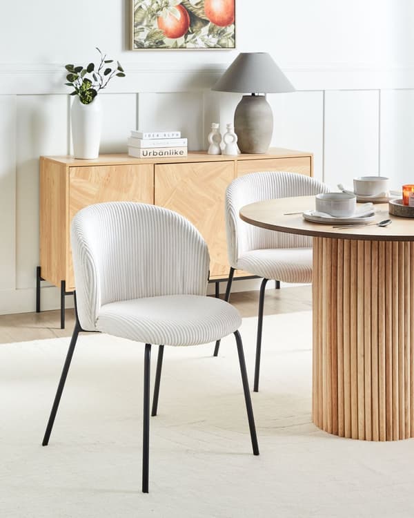 Sæt med 2 spisebordsstole i råhvid fløjlsbeklædning med afrundet ryg i moderne retrostil til køkken og spisestue