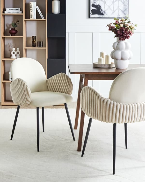 Spisebordsstol Beige Stof Sæt af 2 Spisestole Moderne Spisestuestol Polstrede Stole til Spisebord med Armlæn Ribbet Ryg Design
