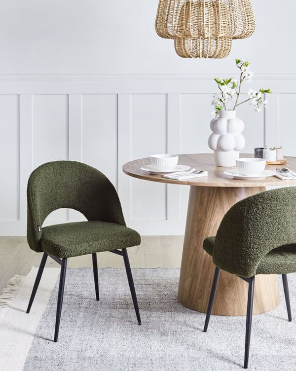 Sett med 2 Spisestoler Mørkegrønt Boucle-trekk Utskåret Ryggstøtte Sorte Metallben Moderne Design