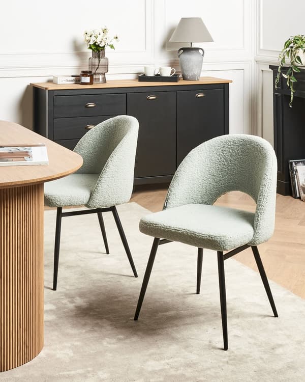 Sett med 2 spisestuestoler Lysegrønn Boucle-polstring Utskåret ryggstøtte Svarte metallben Moderne design