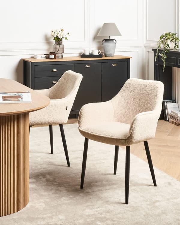 Sett med 2 Spisestoler Lysebeige Boucle med armlener Svarte metallben Moderne design
