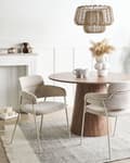 Miniatyrbillede 2 af 9: Sæt med 2 spisebordsstole beige polstrede sæder og rygge med sidearmlæn metalben moderne design