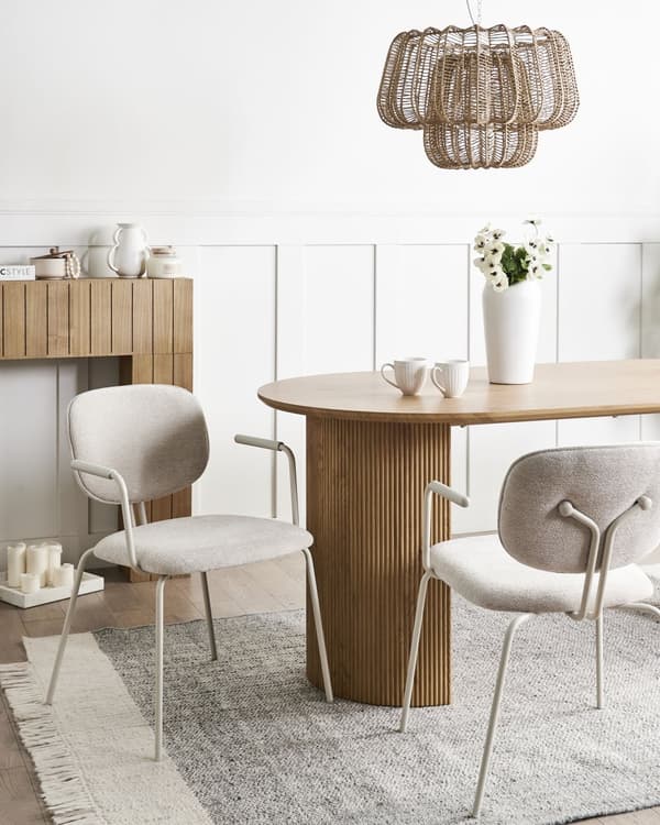 Sæt med 2 spisebordsstole beige polstrede sæder og rygge med sidearmlæn metalben moderne design