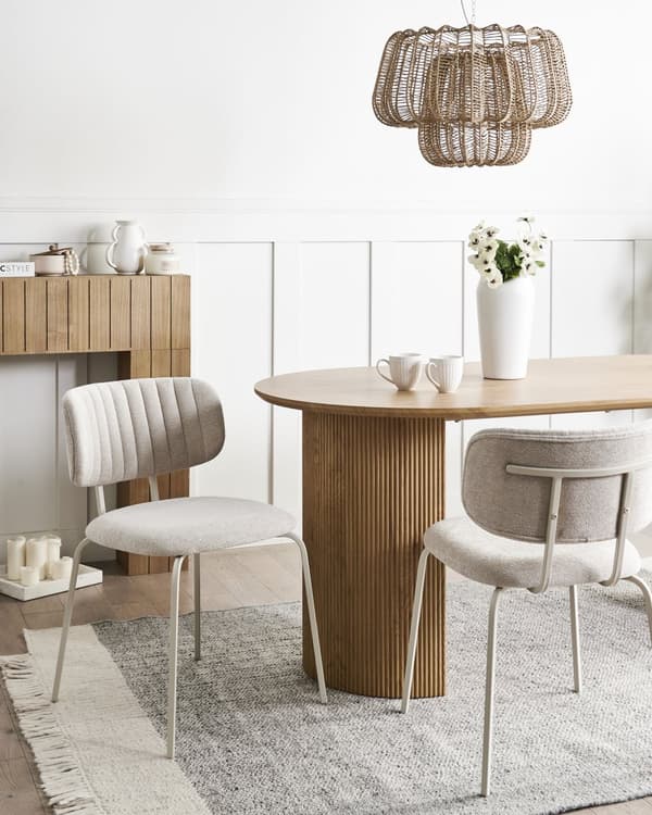 Sæt med 2 spisebordsstole beige polstrede sæder og rygge metalben moderne design
