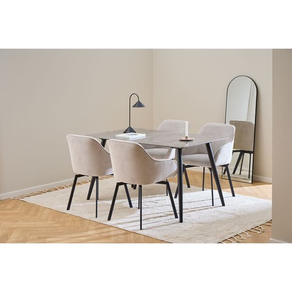 2 x Clara spisestuestoler med armlene stoff beige.