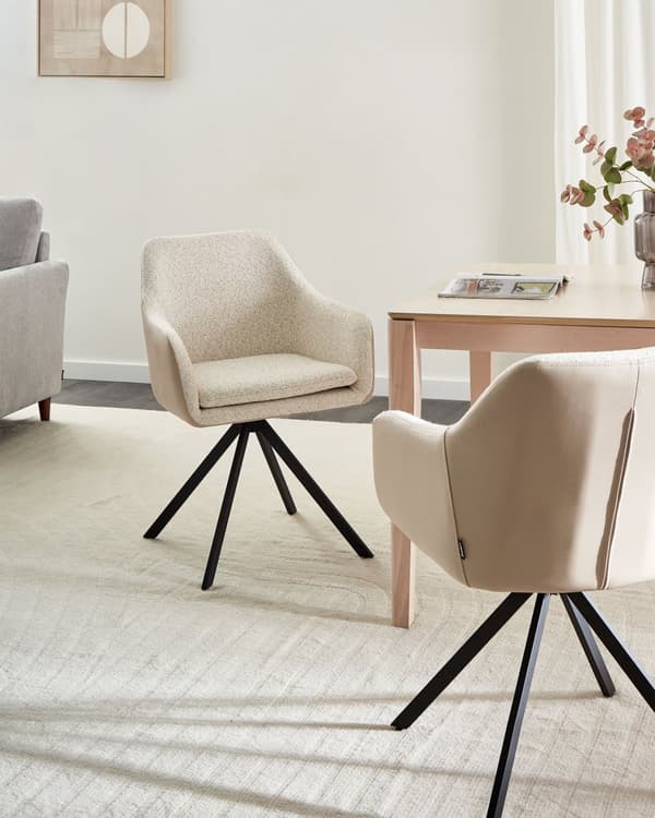 Sett med 2 Stoler i Lys Beige Boucle og Kunstskinn Metallben til Spisestue