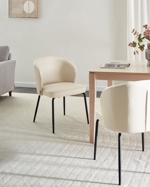 Sett med 2 Spisestoler Lysebeige Kunstskinn Polstret Sete Slanke Metallben