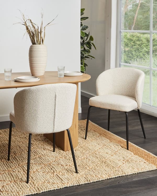 Sett med 2 Spisestoler Lys Beige Boucle Stofftrekk Polstret Sete Slanke Metallben