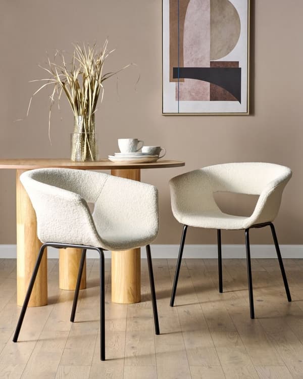 Set med 2 ELMA Bouclé matstolar i off-white, Lumarko!