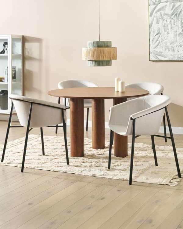 Set med 2 AMES ljusbeige Lumarko matstolar!