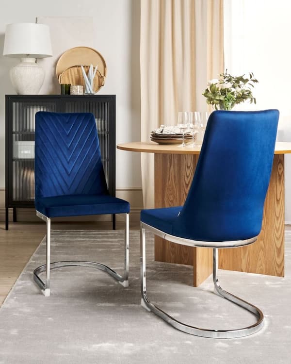 Set med 2 ALTOONA sammets marinblå matstolar Lumarko!