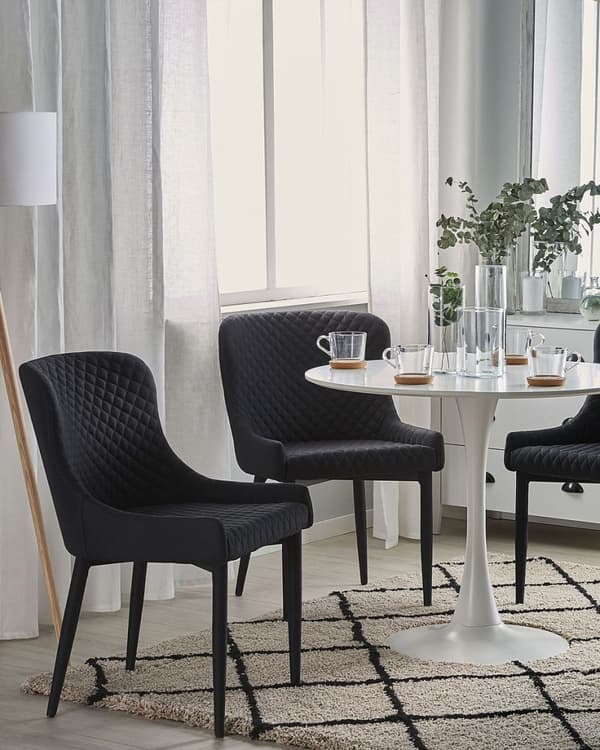 Set med 2 SOLANO svarta Lumarko matstolar!