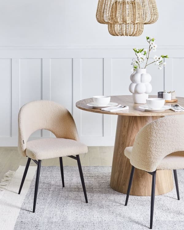 Set med 2 ONAGA Bouclé Beige Lumarko matstolar!