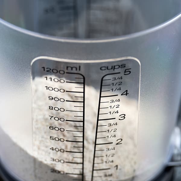 Keittiövaaka, jossa on 1200 ml:n mittakannu ja LCD-näyttö