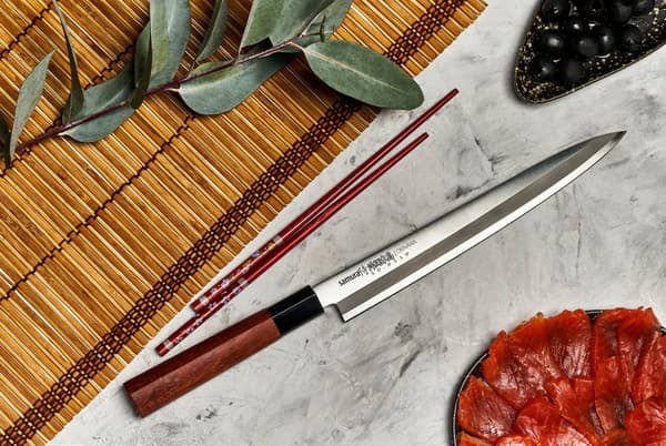 Samura OKINAWA 9.4" Yanagiba-veitsi - Premium japanilaisesta teräksestä valmistettu keittiöveitsi, jossa on yksipuolinen terä tarkkaan viipalointiin j
