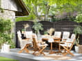 Miniatyrbillede 4 af 11: Havemøbelsæt Lyst Akacietræ 160/220 x 100 cm 8 Personers Udendørs Udtræksbord med Hul til Parasol Rustikt Design Klapstole Hynder Terrasse
