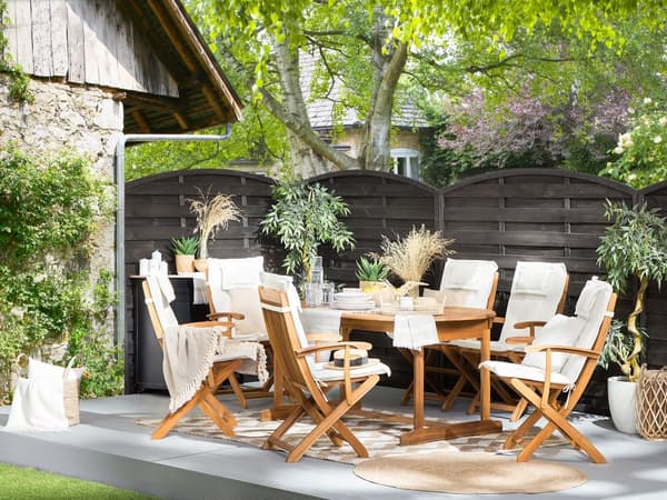 Havemøbelsæt Lyst Akacietræ 160/220 x 100 cm 8 Personers Udendørs Udtræksbord med Hul til Parasol Rustikt Design Klapstole Hynder Terrasse