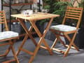 Miniatyrbillede 4 af 11: Cafesæt Lyst Akacietræ 60 x 60 x 75 cm Små Klapstole Sammenklappeligt Klapbord til Altan Terrasse Have med Hynder Fold ud Funktion Udendørs