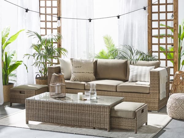 Udendørs sofasæt Brun Imiteret Rattan 3 Personers Sofa med Sofabord og 2 Osmanner med Hynder til en Plads Kapacitet op til 5 Siddepladser