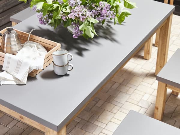 Trädgårdsmöbelset Grå Betong Imitation Ljust Akaciaträ 8-sits Bord 2 Stolar och 2 Bänkar Modern Industriell Design