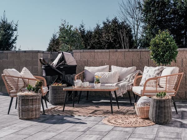 Havemøbelsæt Lys Beige Rattan og Stål Stel 4 Personers Lounge Hynder med Hærdet Glas Sofabord til Udendørs Terrasse Have Indretning