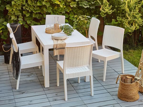 Havemøbelsæt Hvid Plastik 140 x 80 cm 6 Personers Firkantet Spisebord med Hul til Parasol Tilbehør Stabel Stole Flet Vejr Bestandig Terrasse