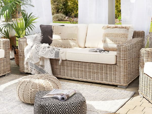 Loungesett Lysebrun Rotting Flettet Hvite puter 4 personer 2-seter sofa 2 lenestoler Hage Utendørs Boho