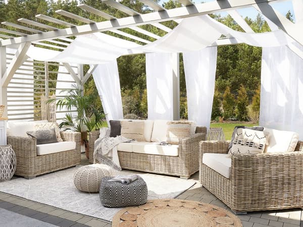 Loungesett Lysebrun Rotting Flettet Hvite puter 4 personer 2-seter sofa 2 lenestoler Hage Utendørs Boho
