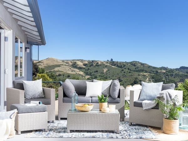 5 delt hagesofasett beige med grå puter 4 personer Loveseat lenestoler salongbord ottomansk vinterhage uteplass