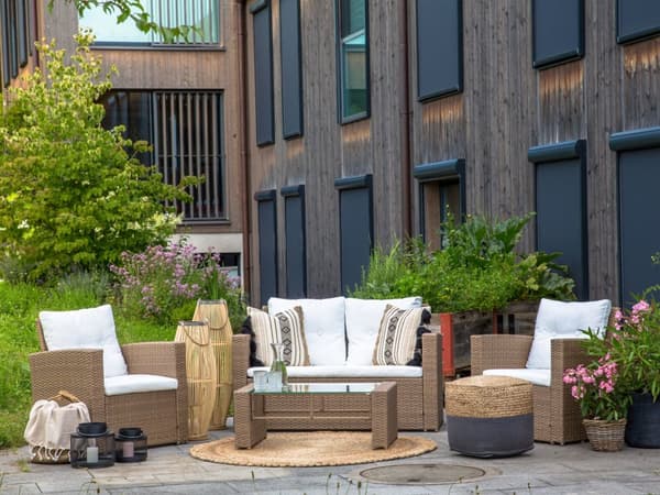 Sittegruppe Lysebrun Kunstrotting 2-seters sofa 2 lenestoler 1 sofabord Beige sitteputer Loungesett Hagemøbler Utendørs