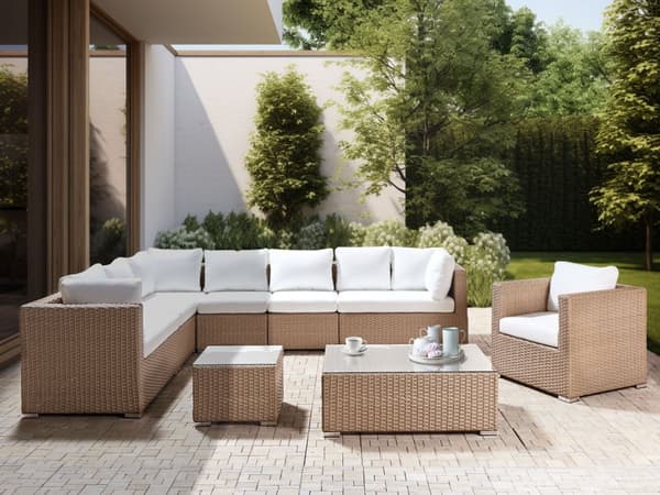 Hagesett Sandbeige flettet PE-rotting Hjørnesofa med lenestol og salongbord Hvite puter