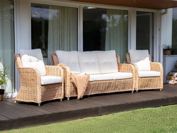 Loungesett Natur Rotting 3-seters sofa 2 lenestoler Hvite sitteputer med avtakbare trekk Moderne og rustikk stil Hagemøbler